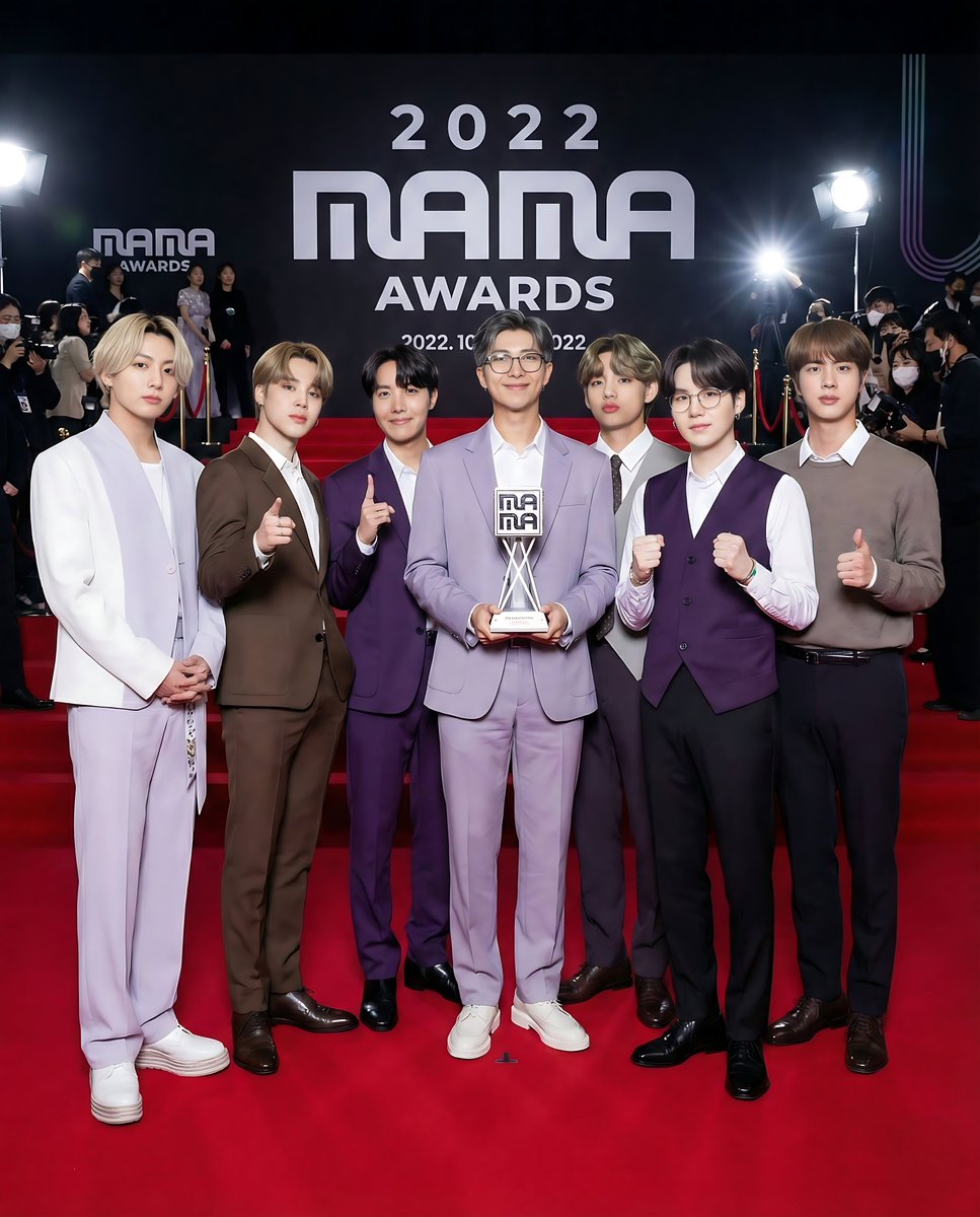yousuf_BTS's tweet photo. Before saying trash about BTS just after winning a daesang, they should remember that MAMA created the platinum award just to honor BTS for their multiple times daesang sweep. Enjoy the last time winning in the empty field. In 2026 the game will change again. https://t.co/KyVdVfn9e3