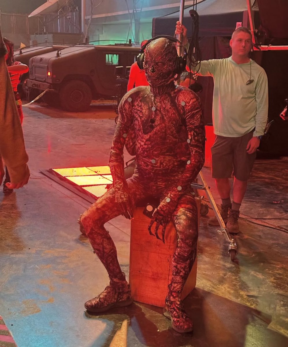 SThingsSpoilers's tweet image. New behind-the-scenes pics from #StrangerThings5 were JUST released!