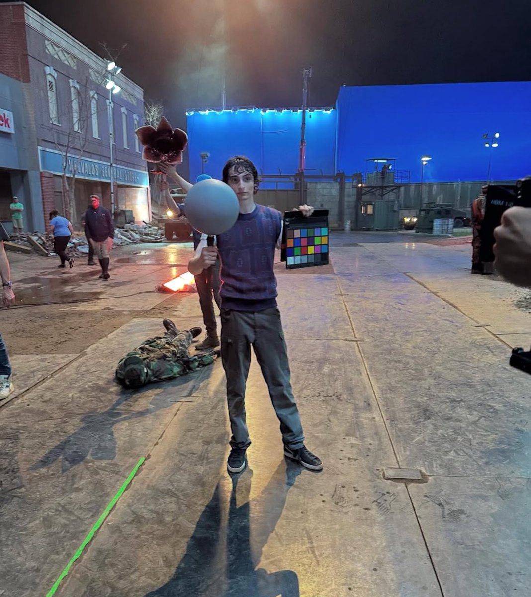 SThingsSpoilers's tweet image. New behind-the-scenes pics from #StrangerThings5 were JUST released!