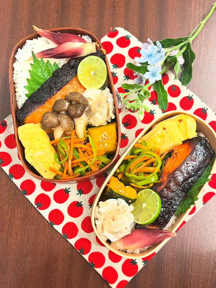 Agdsdss's tweet photo. 香ばしく焼き上げた鮭を主役に、玉子焼きや南瓜、きのこ、彩り野菜を詰め込んだ和風弁当。みょうがとすだちが爽やかなアクセントになり、見ても食べても満足できる一品です。 https://t.co/JTZrvCth82