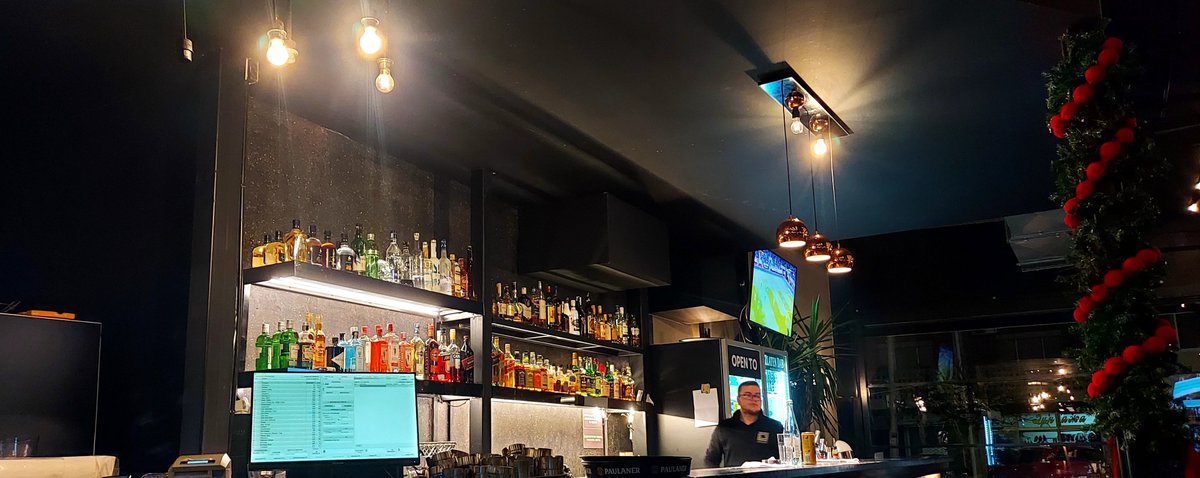 ко за пензиониран офицер, една од препораките за Велес беше Офицерски и само ќе потврдам оти беше навистина добра препорака. меленото, иако прилепчанец, ќе признаам дека беше одлично, ракиската табла исто, а богами и пастрмајлиите и атмосферата. само ребрата ни се погодија чурук.