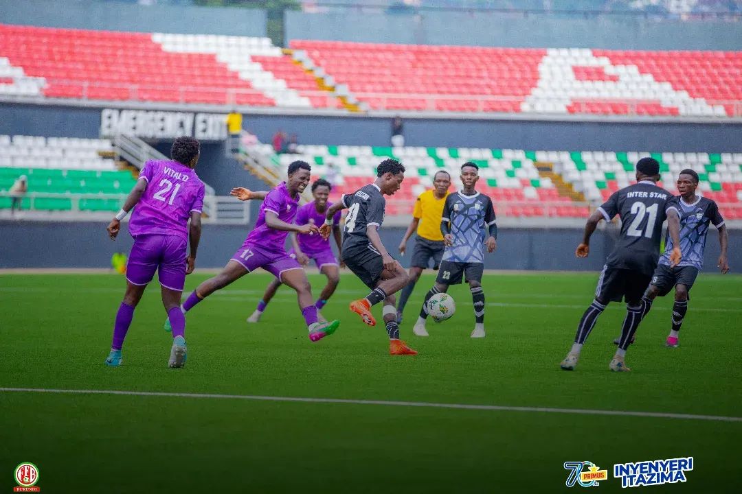 MagazineJimbere's tweet photo. 🔴⚽ #InterStar et #VitaloFC se sont quittés dos à dos (0-0) après un match très disputé lors de la 14ème journée de la #PrimusLigue
📌 Rares sont les derbys qui offrent un véritable spectacle. Mais cette rencontre entre deux des clubs les plus titrés du #Burundi a tenu ses promesses au #StadeIntwari: duels acharnés, envie de se surpasser chez les joueurs, occasions manquées, changements tactiques des entraîneurs… tout semblait réuni pour ravir les amateurs du ballon rond de Bujumbura
🔥 Un match également marqué par la maladresse offensive: les deux entraîneurs se sont réjouis du niveau affiché par leurs joueurs
🤩 Côté supporters: bien qu’ils n’aient pas été nombreux dans les tribunes, ceux qui ont fait le déplacement ont apprécié la ferveur du derby
#JimbereSports