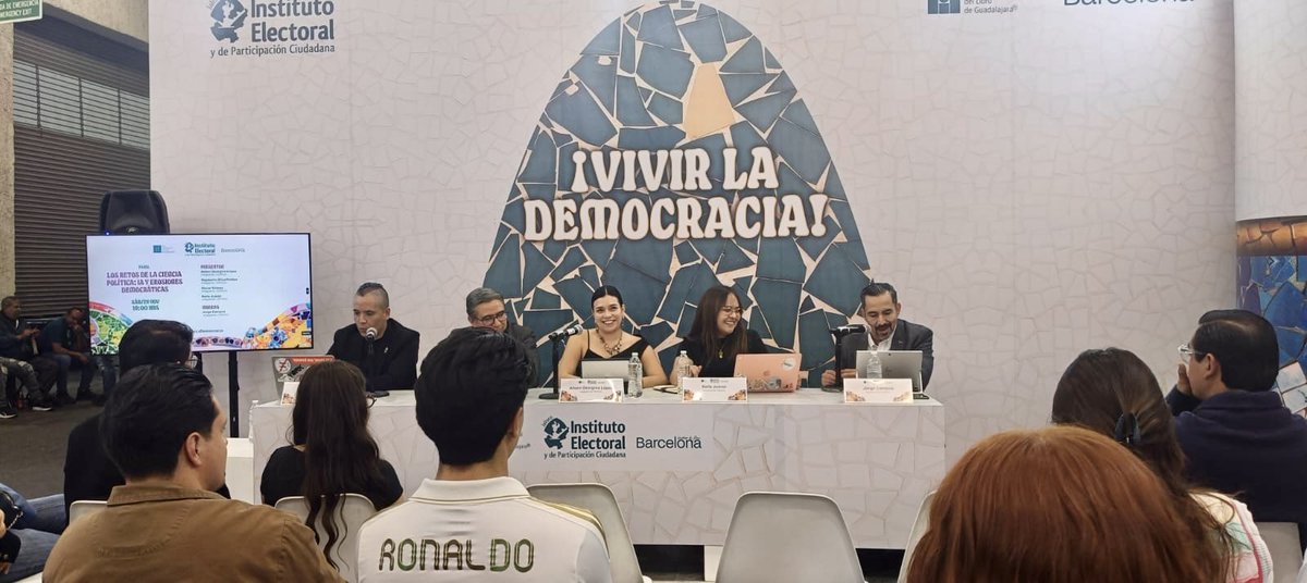 “La IA es política de principio a fin” - Mark Coeckelbergh. 
Un honor participar en la <a href="/FILGuadalajara/">FIL Guadalajara</a>, en el stand del <a href="/iepcjalisco/">IEPC Jalisco</a> para abrir debate sobre  el tema de la IA y democracia junto a Aileen López, <a href="/Okr_Gomez/">Oscar Gómez</a>, <a href="/SRRIGOBERTO/">RIGOBERTO SILVA</a> y <a href="/camtor007/">Jorge Campos Torres</a>.