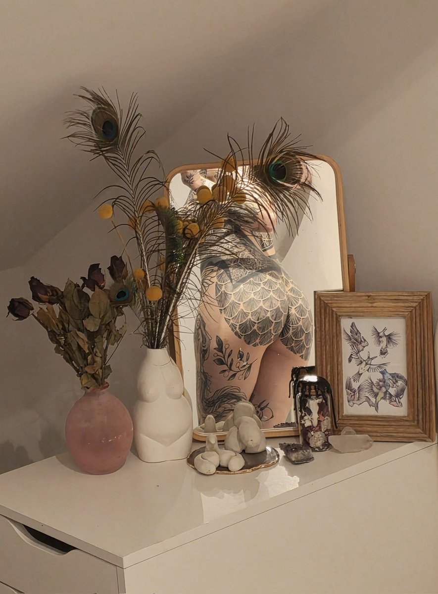 Ça commence a prendre forme! Vous pensez quoi de ma déco de table de nuit?