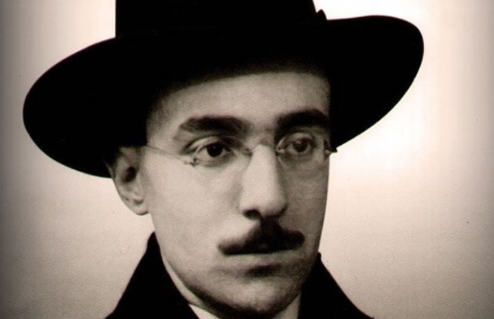 "Il diritto a vivere e trionfare oggi si conquista quasi con gli stessi requisiti con cui si ottiene il ricovero in manicomio: l’incapacità di pensare, l’amoralità e l’ipereccitazione."

Novant'anni fa, il #30novembre 1935, moriva Fernando Pessoa.