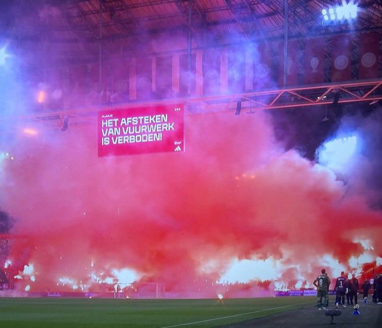 Eerbetoon door F-Side voor overleden Ajax supporter. #AJAGRO