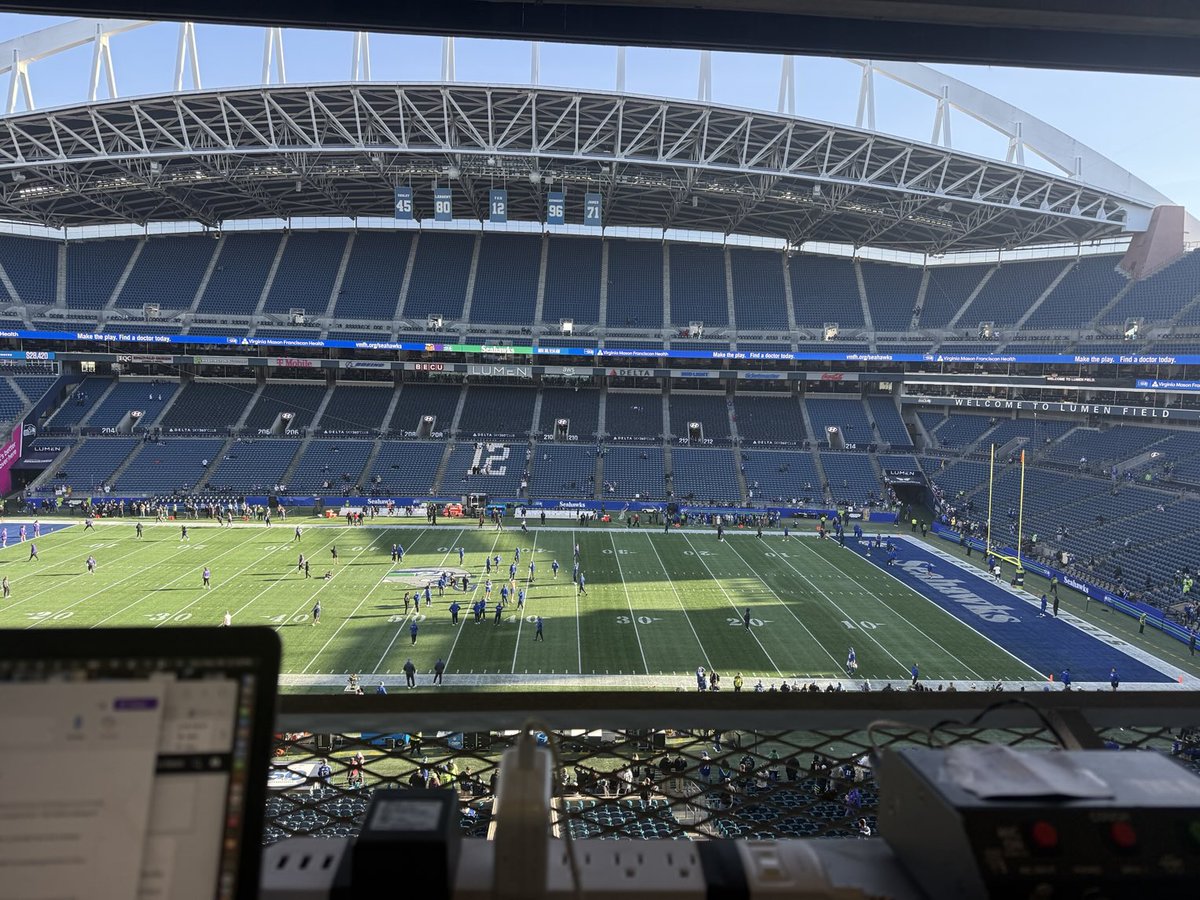 joshlewinstuff's tweet image. UCLA’s football season gives way to a run of Sundays for ⁦@CompassMediaNet⁩ and its fabulous coverage of the NFL. Thrilled to be in Seattle with ⁦@chadbrown94⁩ (and to have remembered my heavy coat!) Max Brosmer and max excitement 🎉