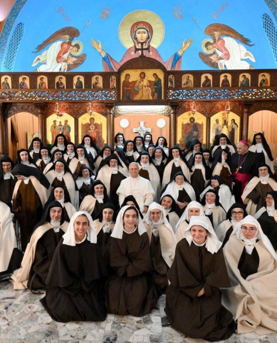 Sachinettiyil's tweet image. Pope Leo XIV visits the monastery of Carmelite sisters in Harissa during his visit to Lebanon 

Image: Vatican Media