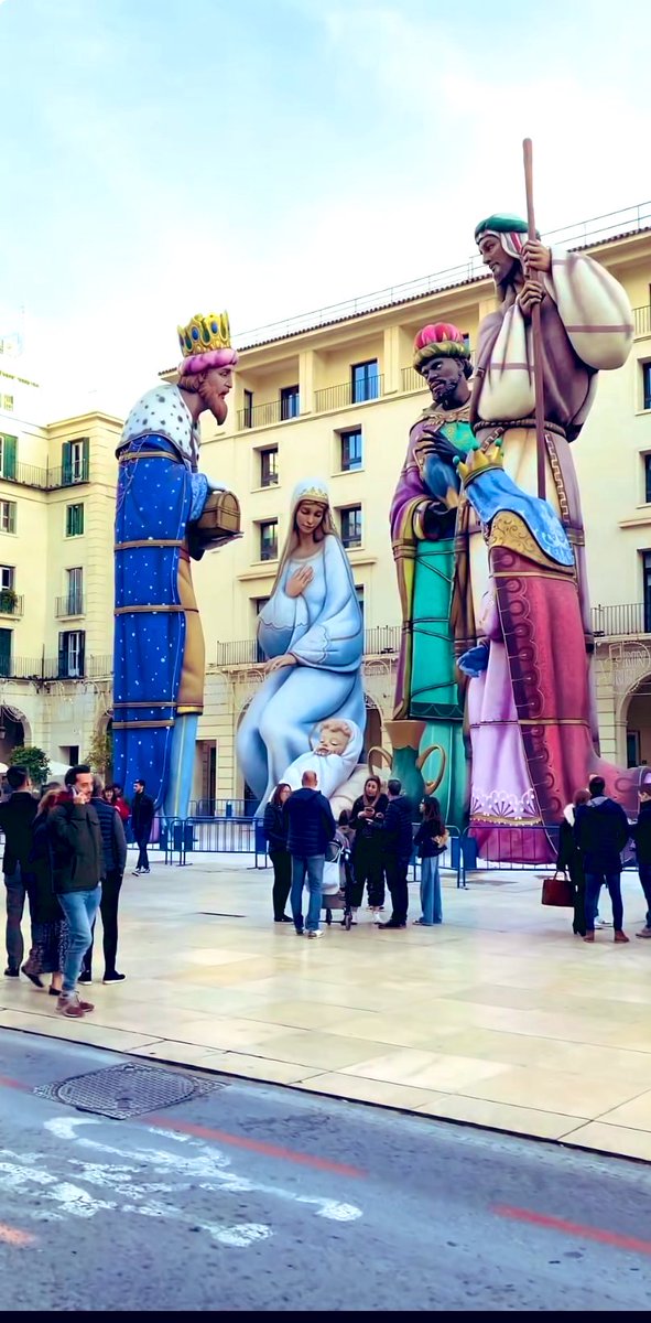 El belén más grande del mundo está en Alicante, España.

Ostenta el récord mundial Guinness de las figuras más grandes desde 2019.