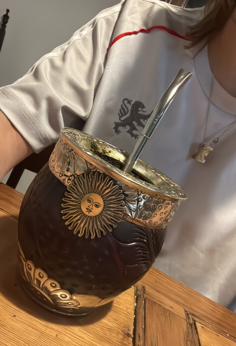 mi nuevo mate es tan lindo que me dan ganas d invitar gente solo para que lo aprecien