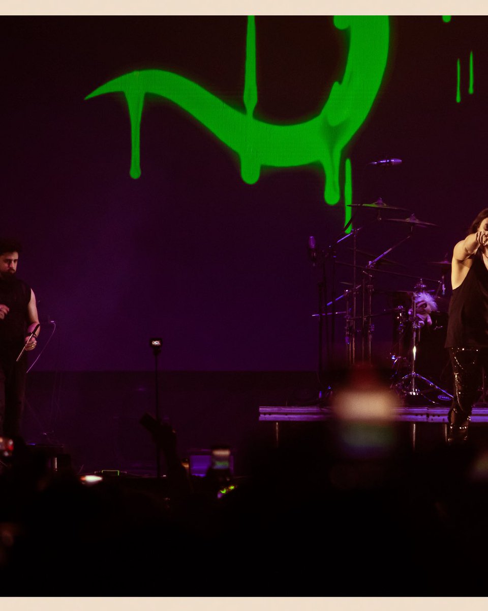 todoindierock's tweet image. La energía de @MAGODEOZOFIC conquistó a todos los asistentes del #TecateComuna 

📸 x @eddysseomx 
🖊️ @apodacabooking | @apodacagroup | @TecateComuna | @ocesa_total | @eticket 

#TodoIndieRock