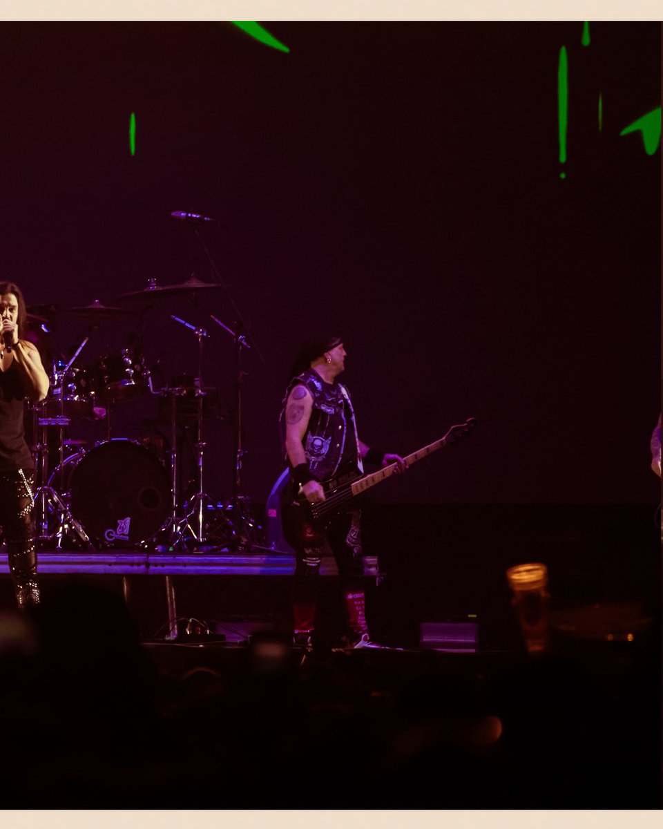 todoindierock's tweet image. La energía de @MAGODEOZOFIC conquistó a todos los asistentes del #TecateComuna 

📸 x @eddysseomx 
🖊️ @apodacabooking | @apodacagroup | @TecateComuna | @ocesa_total | @eticket 

#TodoIndieRock