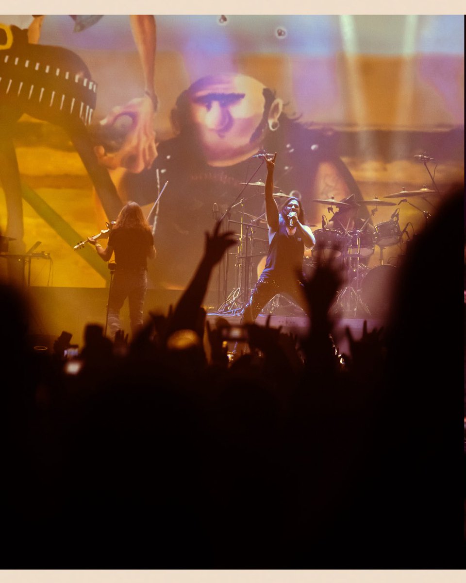 todoindierock's tweet image. La energía de @MAGODEOZOFIC conquistó a todos los asistentes del #TecateComuna 

📸 x @eddysseomx 
🖊️ @apodacabooking | @apodacagroup | @TecateComuna | @ocesa_total | @eticket 

#TodoIndieRock