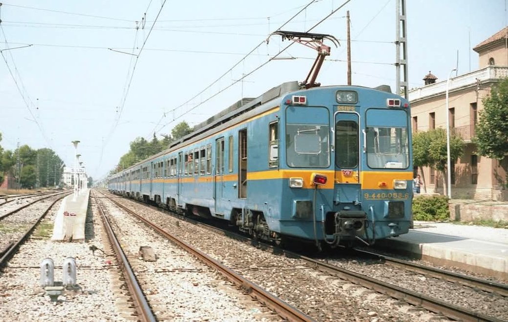 Doble UT440 con la 058 en cola, de lunas altas, haciendo un servicio Barcelona-Valencia en la estación de Salou, agosto de 1983. Foto: Steve Thorpe #EuropaTren #Instarailtren #Renfe #Mitsubishi #Catalunya