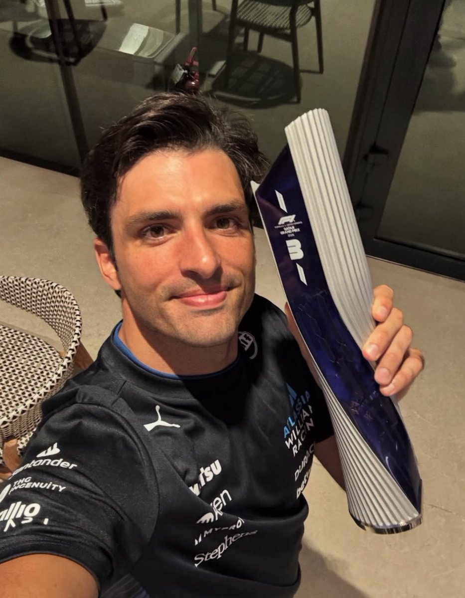SAINZLOVERS's tweet photo. THE ICONIC SELFIE IS HERE https://t.co/ueTIyYq9Wz