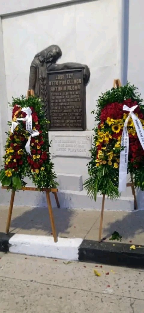 BeatrizJUrrutia's tweet image. Hoy una representación del pueblo de #SantiagoDeCuba rindió tributo a los héroes y mártires del levantamiento armado del 30 de Noviembre. En el acto, entregamos el carné de la @UJCdeCuba a jóvenes ejemplares de nuestro territorio.
#CubaViveEnSuHistoria