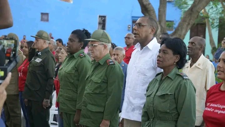 BeatrizJUrrutia's tweet image. Hoy una representación del pueblo de #SantiagoDeCuba rindió tributo a los héroes y mártires del levantamiento armado del 30 de Noviembre. En el acto, entregamos el carné de la @UJCdeCuba a jóvenes ejemplares de nuestro territorio.
#CubaViveEnSuHistoria