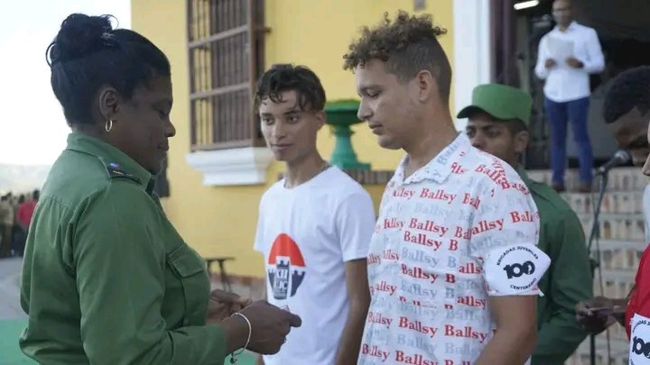 BeatrizJUrrutia's tweet image. Hoy una representación del pueblo de #SantiagoDeCuba rindió tributo a los héroes y mártires del levantamiento armado del 30 de Noviembre. En el acto, entregamos el carné de la @UJCdeCuba a jóvenes ejemplares de nuestro territorio.
#CubaViveEnSuHistoria