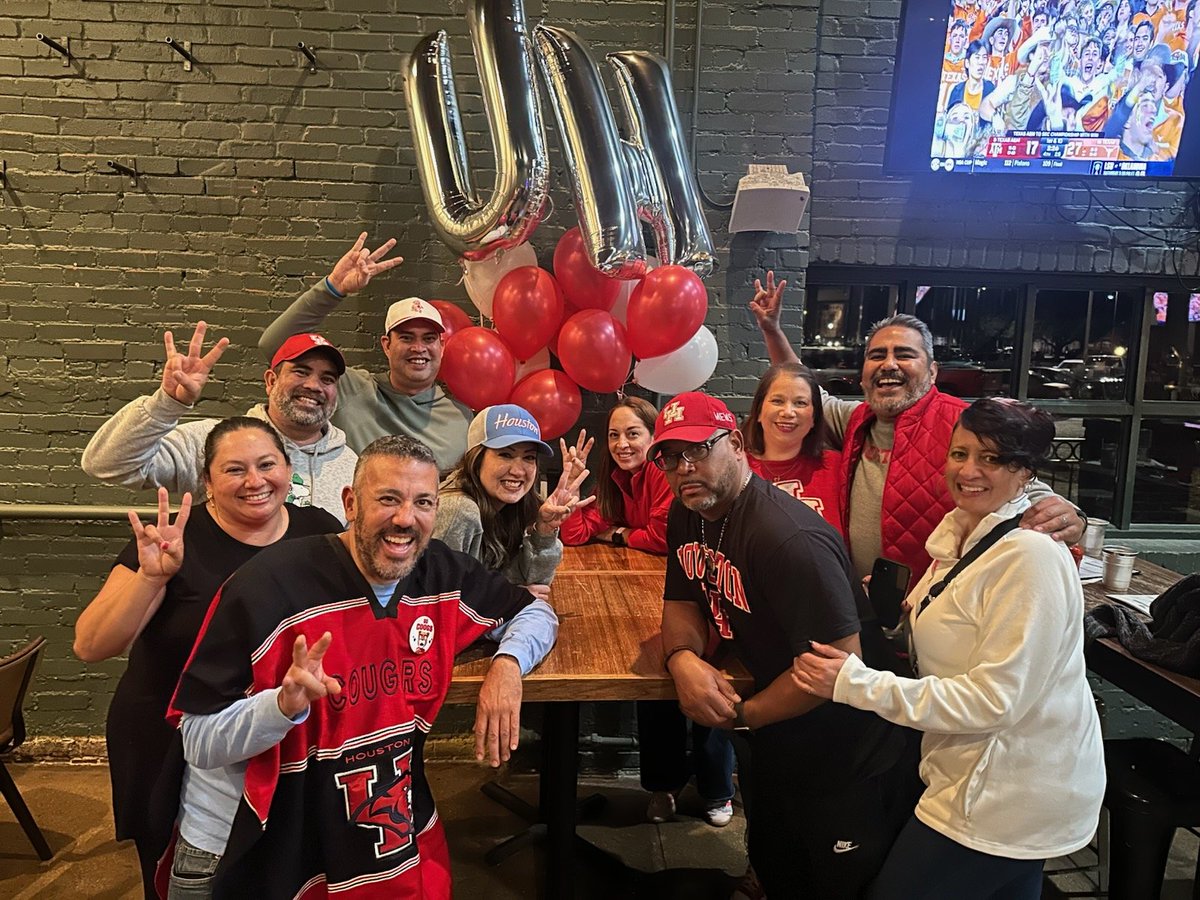BayAreaCoogs's tweet image. 🏈🍻Thank You Coogs for a Great Happy Hour! We appreciate everyone who came out to the Baylor Pre-Game Happy Hour. We had an amazing turnout and great energy. We can't wait to do it again. Go Coogs!🍻🤫
#GoCoogs #Coogs #BeatBaylor
@UHCougarFB @houstonalumni @UHCougars
@UHouston
