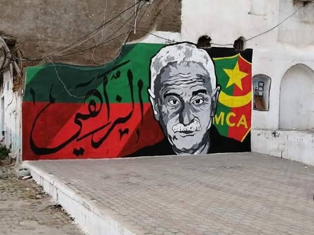 Il y a 9 ans jour pour jour, l’Algérie perdait l’un de ses plus grands artistes.

Amar Ezzahi était un maître du chaâbi, l’une des figures emblématiques de ce style musical, et il était aussi connu pour son amour du Mouloudia.

الله يرحمك يا عمّيمر ❤️💚