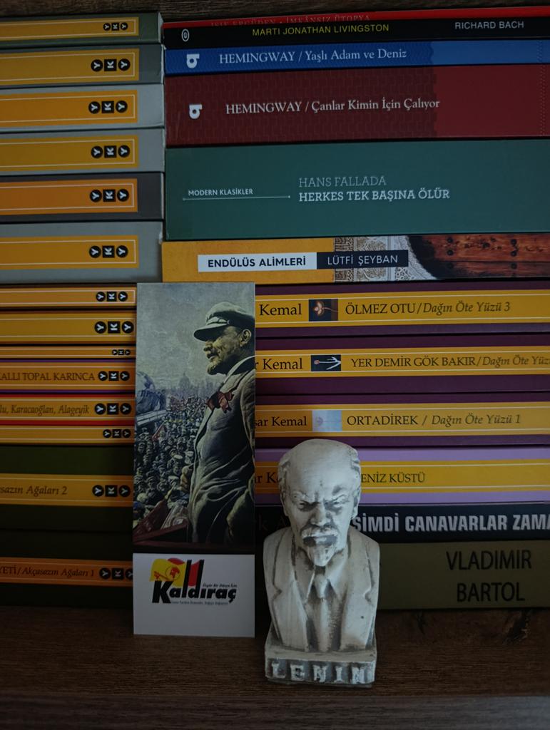 “Komünistler, bir çift sözüm var size: 
ister devlet başında olun, ister zindanda, 
ister sıra neferi, ister parti kâtibi, 
Lenin girebilmeli, her zaman, her mekânda işinize,
evinize, bütün ömrünüze...
Kendi işi, öz evi, kendi ömrüymüş gibi.”  

Nâzım Hikmet 
#Lenin