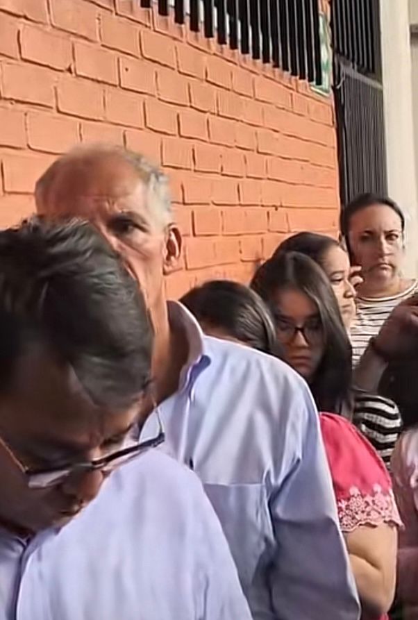 UltimaHoraHn's tweet photo. Mientras otros líderes entraban directo a votar... @Papialaordenh demuestra que es diferente... hace fila por respeto al votante... no debe haber privilegios para nadie... predica con el ejemplo.. https://t.co/LfA2rM5UWJ