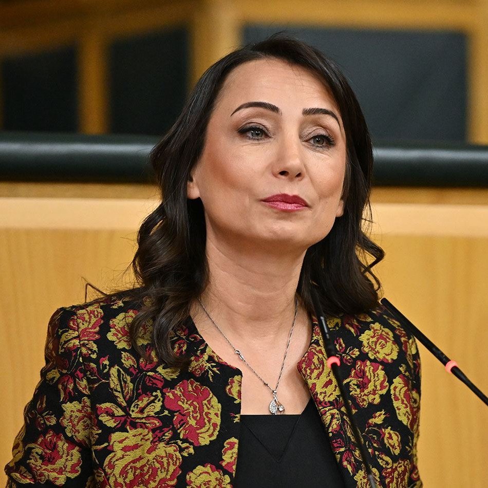 DEM'li Tülay Hatimoğulları, Özgür Özel’in kurultaydaki 'celladına âşık olmak' ve 'Stockholm sendromu' benzetmelerini isim vermeden partisi için kullanmasına sert tepki gösterdi.

Hatimoğulları, "Celladına âşık olmak ya da Stockholm sendromu metaforunun bizler için kullanılması en