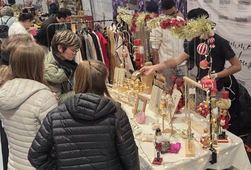 Partout dans le #Nordtoulousain, comme à Fonbeauzard ce week-end, les marchés de Noël sont l'occasion de valoriser le savoir-faire et la passion d'artisans locaux et de particuliers. Leurs produits et créations égayent nos tables et pieds de sapin et encouragent le circuit court.