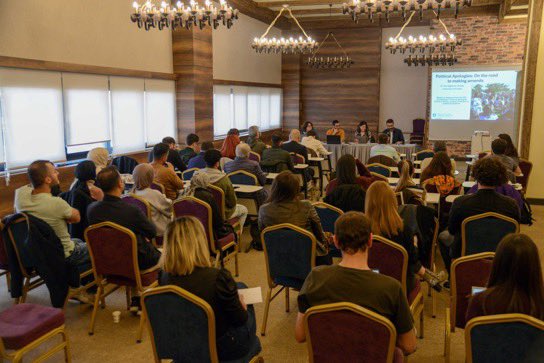 🔸 Amed Barış Buluşmaları’nın Üçüncüsü Düzenlendi

📌 Büyükşehir Belediyemizin düzenlediği Amed Barış Buluşmaları’nın üçüncü oturumunda “Barış İnşasında Psikososyal Yaklaşımlar, Politik Özür ve Helalleşme” konuları ele alındı. Yasemin Acar, Thia Sagherian-Dickey ve Yasin Duman’ın