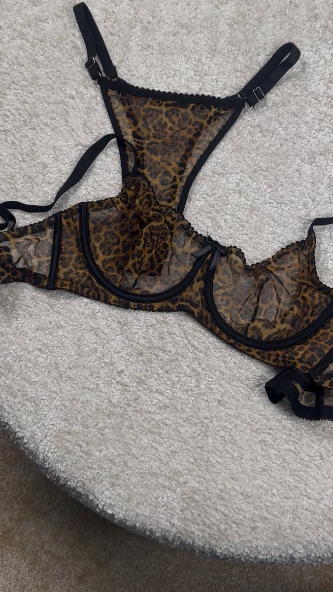 وقتی می‌خوام یه ست بخرم، به این فکر‌ می‌کنم که اگه یه گوشه پرت شه چه شکلی میشه؟ اگه به نظرم جذاب پرت شه می‌خرمش :)))))