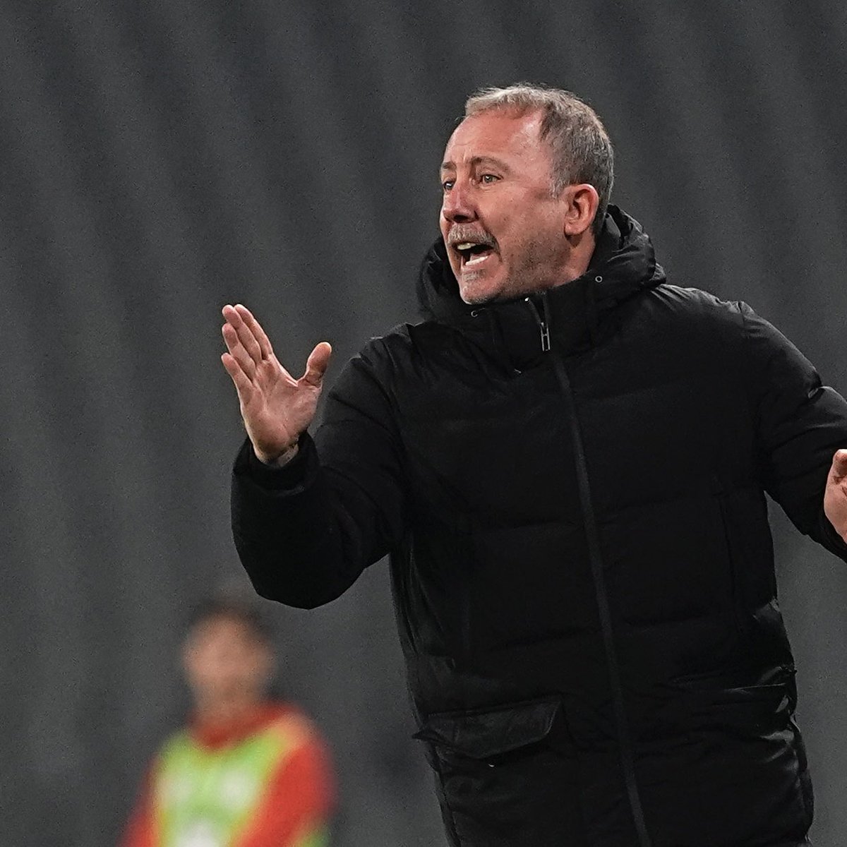 kartalanalizcom's tweet photo. Sergen Yalçın: 

Beşiktaş'ın hücum varyasyonu yokmuş. 

Buyurun gelin siz yapın çok biliyorsanız. 

Hücum varyasyonları, oyuncunun yeteneğine bağlı varyasyonlardır. 

Hücumu oyuncuların kendileri yaparlar. 

Bugün bir kenar varyasyonu, merkez hücum varyasyonu çok zor şey değil. 

Oyuncular bunu ezbere biliyor. 

Burada bireysel yetenek ön plana çıkar. 

Cengiz topu ayağına aldığında ben Cengiz'e ne yapacağını öğretemem. O onun bireysel yeteneğidir.