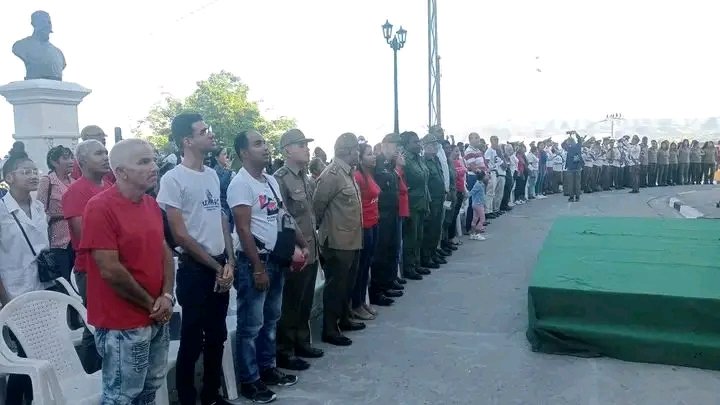 BeatrizJUrrutia's tweet image. Directivos de todos los sectores entregaron hoy a la dirección del @PartidoPCC y del Gobierno en la provincia de #SantiagoDeCuba , los compromisos para honrar el aniversario 67 del Triunfo de la Revolución con resultados superiores en programas económicos y sociales.