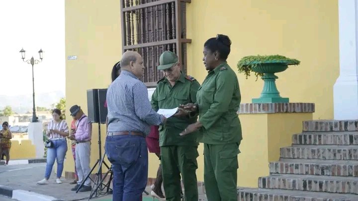 BeatrizJUrrutia's tweet image. Directivos de todos los sectores entregaron hoy a la dirección del @PartidoPCC y del Gobierno en la provincia de #SantiagoDeCuba , los compromisos para honrar el aniversario 67 del Triunfo de la Revolución con resultados superiores en programas económicos y sociales.