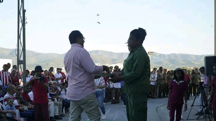 BeatrizJUrrutia's tweet image. Directivos de todos los sectores entregaron hoy a la dirección del @PartidoPCC y del Gobierno en la provincia de #SantiagoDeCuba , los compromisos para honrar el aniversario 67 del Triunfo de la Revolución con resultados superiores en programas económicos y sociales.