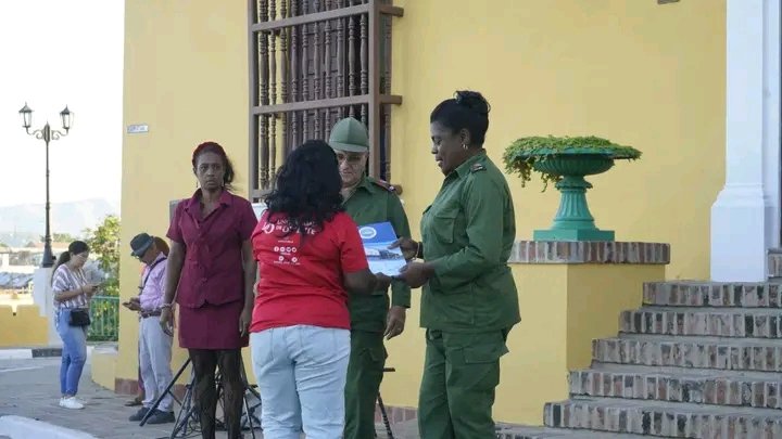 BeatrizJUrrutia's tweet image. Directivos de todos los sectores entregaron hoy a la dirección del @PartidoPCC y del Gobierno en la provincia de #SantiagoDeCuba , los compromisos para honrar el aniversario 67 del Triunfo de la Revolución con resultados superiores en programas económicos y sociales.