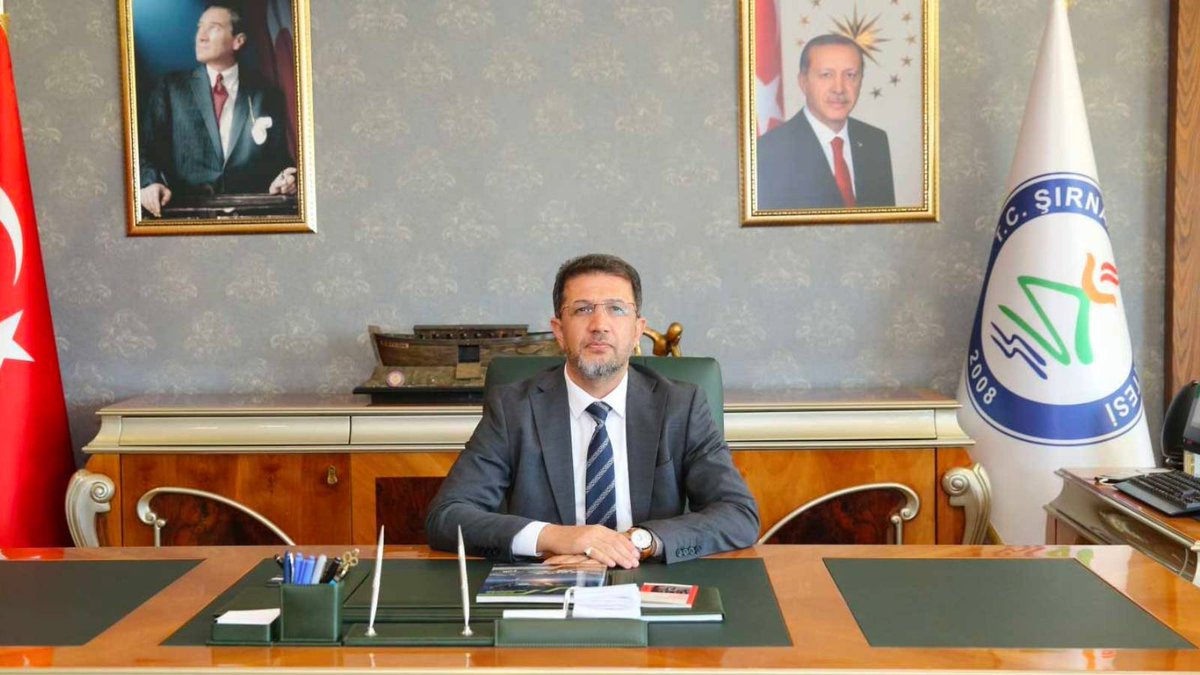 Böyle pişkinlik görülmedi.

Şırnak Üniversitesi Rektörü Abdurrahim Alkış'ın kardeşi Abdullah Alkış, üniversitenin bir kişilik açtığı personel ilanının kendisi için olduğunu Facebook hesabından paylaştı:

"Merak etmeyin bu sefer her şeyi düşündük. Bu üniversitenin gerçek sahibinin