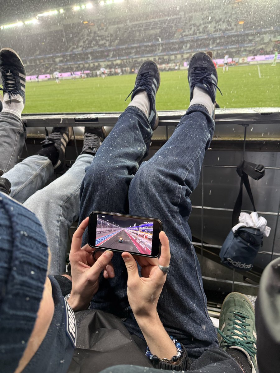 Han ene i adidas sko tweet media