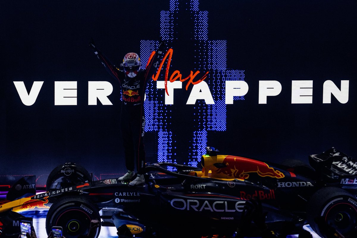 ختام جميل لجائزة قطر الكبرى للخطوط الجوية القطرية للفورمولا1 على حلبة لوسيل بعد سباق مليء بالإثارة والمنافسة وحضور جماهيري وتنظيم رائع يعكس مكانة قطر الرياضية العالمية .. 🇶🇦 🏎️🏁
نهنئ البطل الهولندي ماكس فيرستابن من فريق ريد بول، على الفوز المستحق وسط أداء كبير وبطولي من جميع