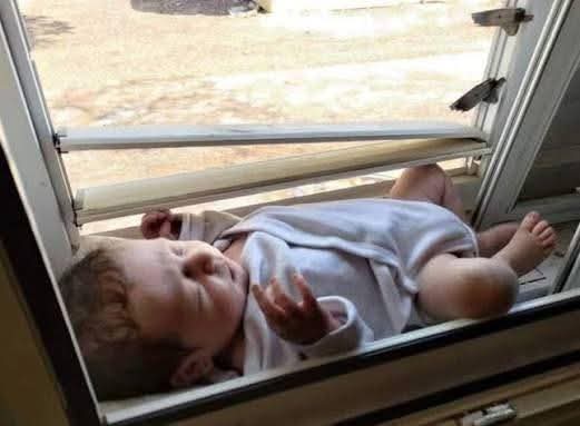 Zelfs na 786 dagen - moeten we ons de gruwelen van 7 oktober 2023 blijven herinneren! We mogen ze niet vergeten, nu niet en nooit meer! 
Kai was een tien dagen oude baby in Kibbutz Nirim die het bloedbad van 7 oktober overleefde, liggend op de vensterbank om lucht te krijgen, 1/2