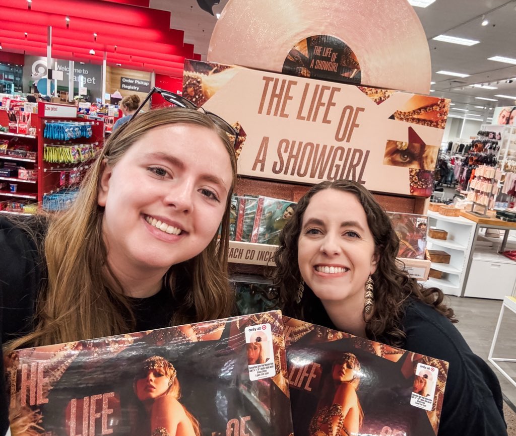 swiftiesister13's tweet image. WE ARE SHOWGIRL DAYS AWAY FROM THE END OF AN ERA DOCUSERIES AND THE FINAL SHOW 🥹🫶🏼✨