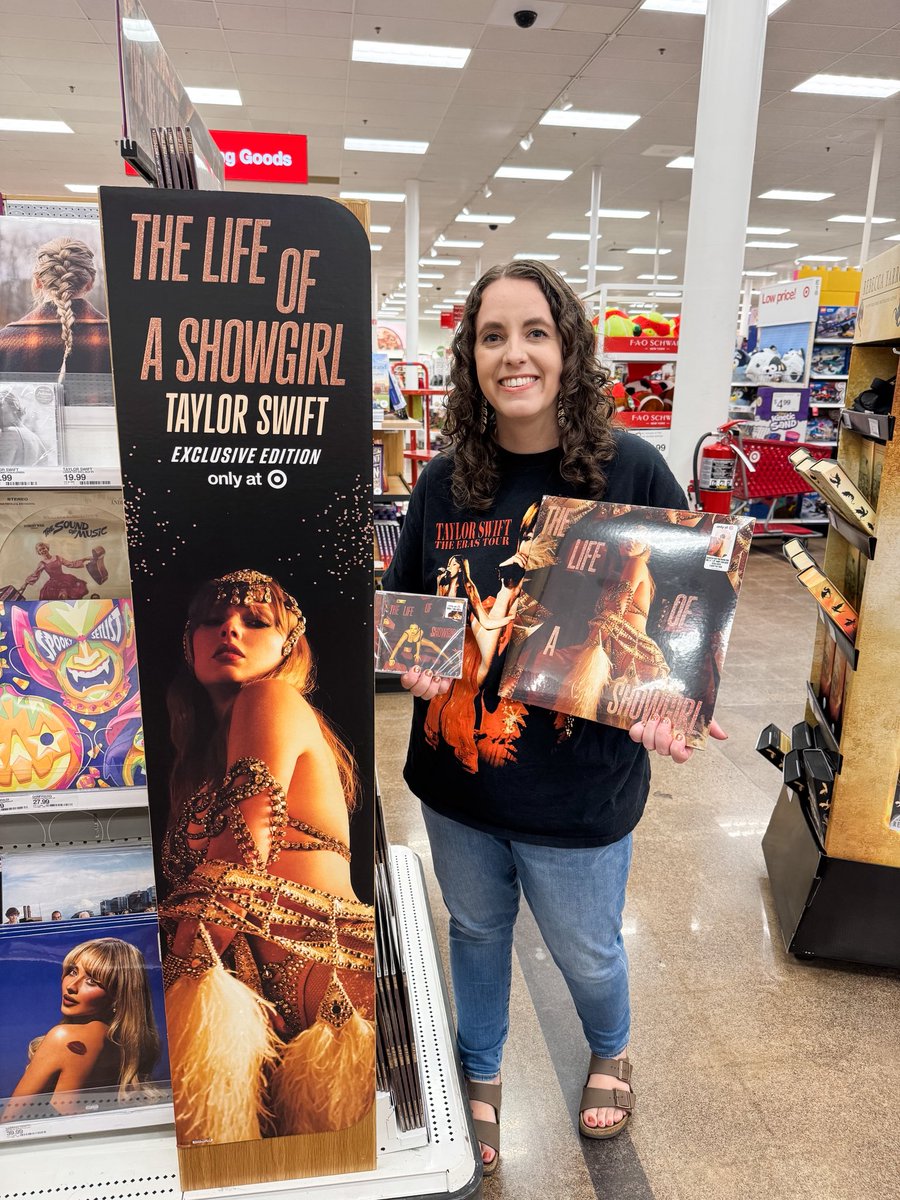 swiftiesister13's tweet image. WE ARE SHOWGIRL DAYS AWAY FROM THE END OF AN ERA DOCUSERIES AND THE FINAL SHOW 🥹🫶🏼✨