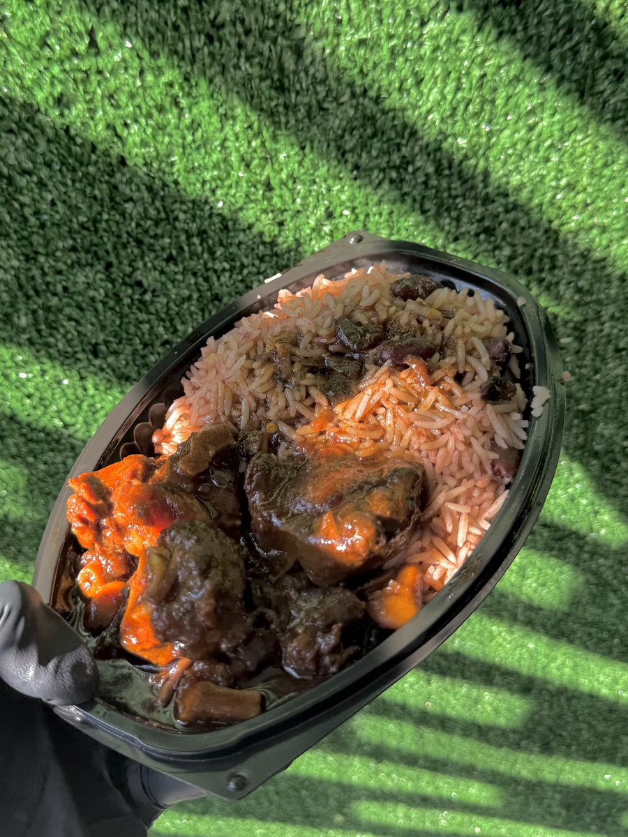 JerkizLondon's tweet photo. SERIOUSLY JUICY. RIDICULOUSLY TENDER. UNDENIABLY JAMAICAN. 🇯🇲🔥 Oxtail &amp; rice &amp; peas drenched in that deep, slow-cooked gravy goodness!

#jamaicanfood #oxtaillover #yardfood #islandflavors #caribbeanvibes #foodieting #jamaicancuisine #riceandpeas #authenticjamaican #gravyboss https://t.co/OkPxntCvpD