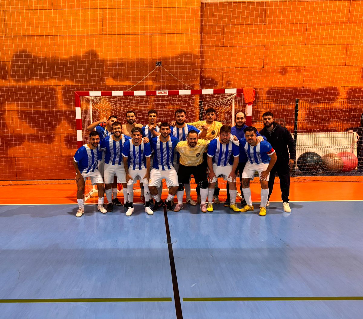 intersantaren's tweet photo. Nuestro equipo de @andaluza_AAFS consigue una nueva victoria a domicilio en esta ocasión antes el Burguillos Fs
Sumamos de 3 
🔵⚪ https://t.co/ijl3uUoSC6
