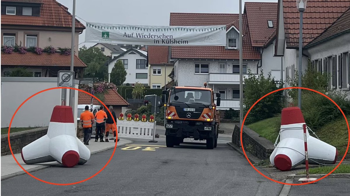 RMXnews's tweet image. 🇩🇪🎄Nothing says Christmas like anti-tank barriers.

A small German town, Külsheim, is using anti-tank barriers to protect its Christmas market from terror attacks — the same type of anti-tank barriers used to stop invading armies.

German public media outlet SWR praises this…