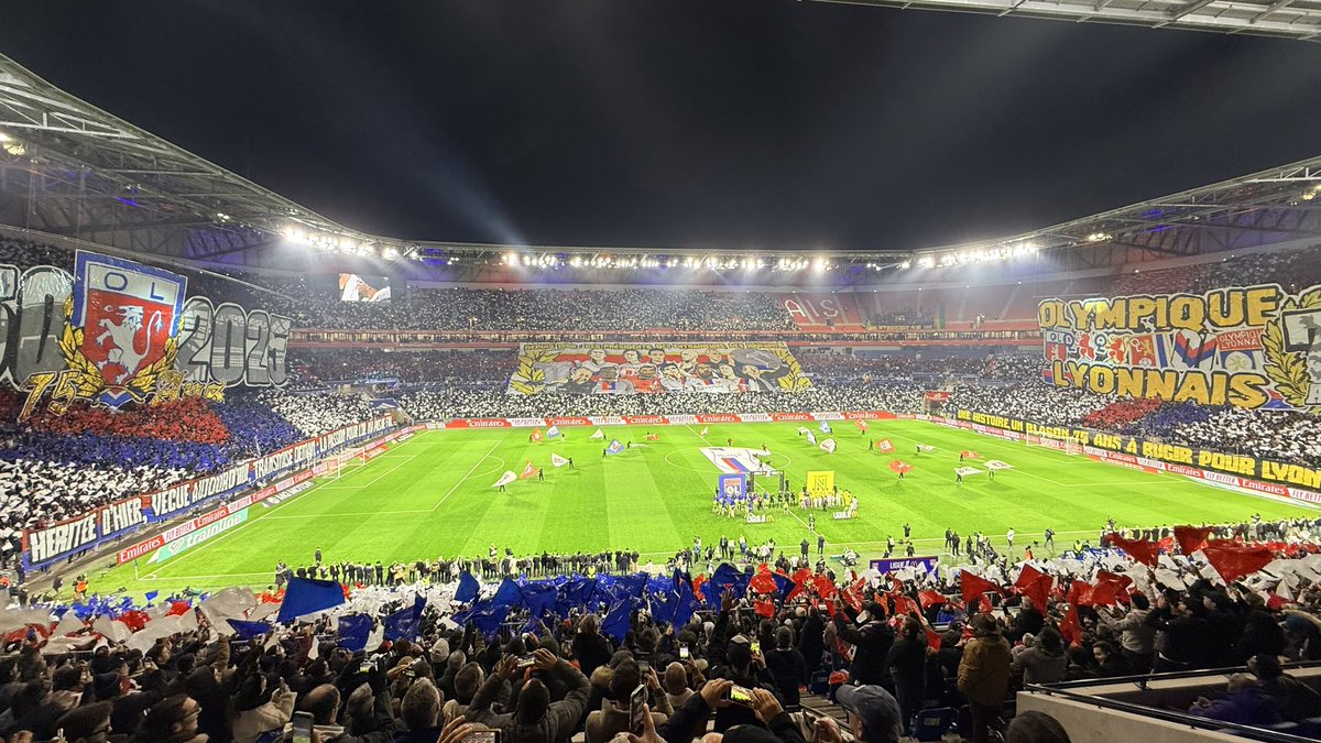 ⚡️Le stade entier ça donne ça !

Magnifique.

<a href="/MaxOL69/">Max</a> 

#Ligue1 #OLFCN #TeamOL