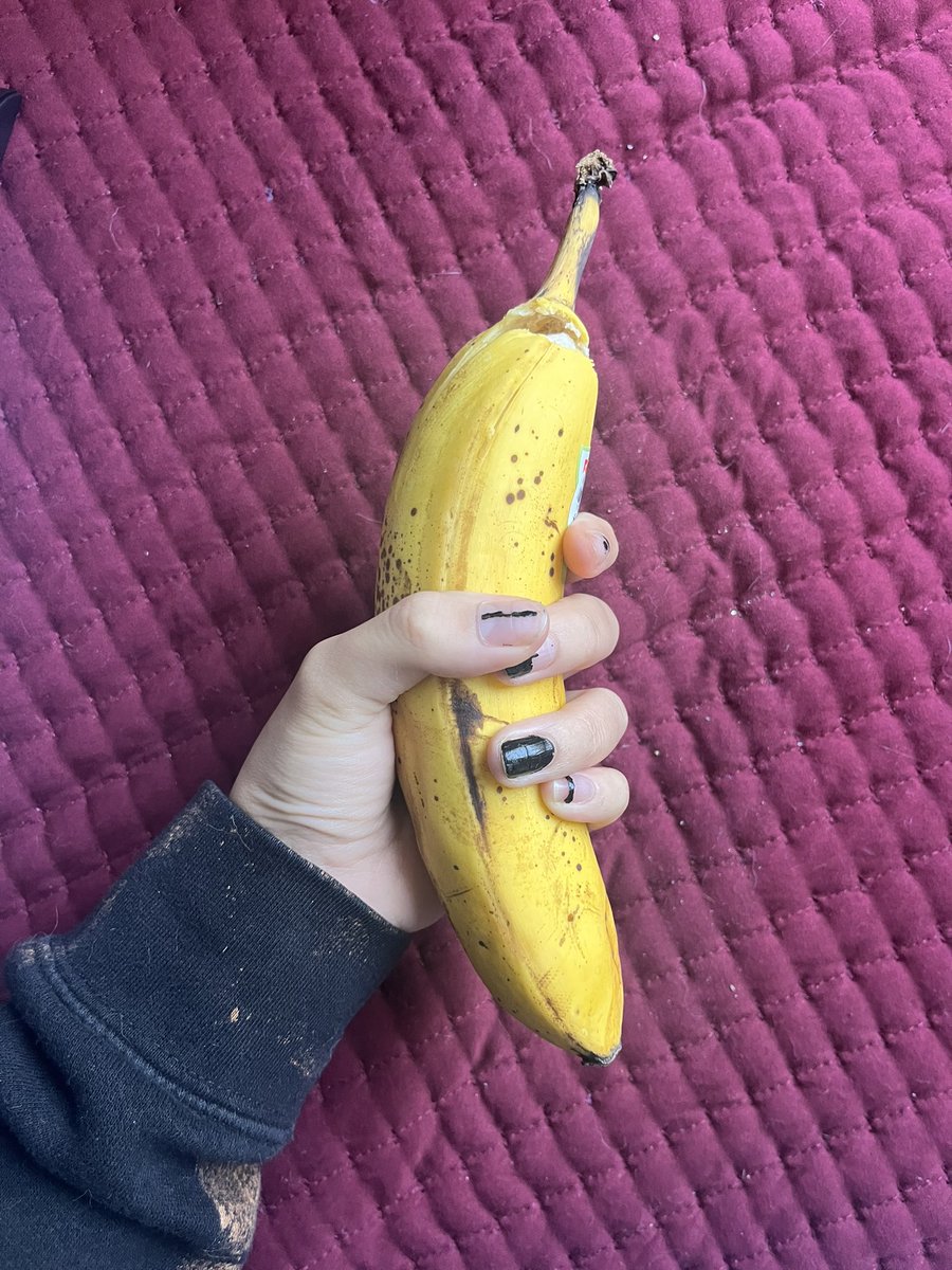 HerDarkDelight's tweet image. Is it just me or is this fucking banana huge