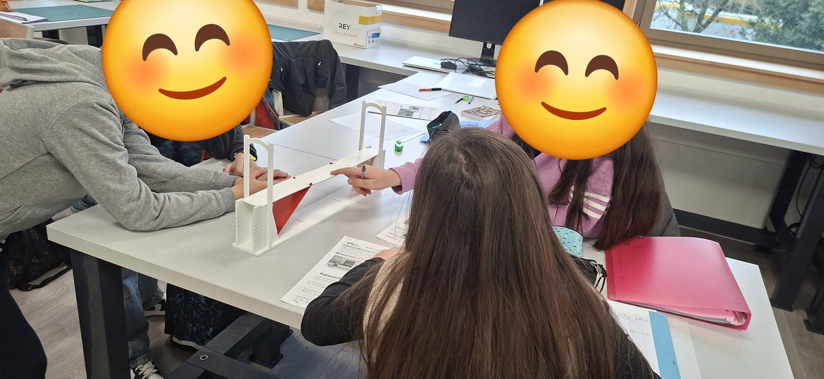 LEYS_Dimitri's tweet photo. Cette semaine, les élèves de 5e du @clgMoliere ont relevé le défi de rechercher, expérimenter et représenter des solutions techniques permettant d'empêcher un pont de fléchir tout en laissant passer les bateaux. #ingénieur #collaboration https://t.co/cRL9beh7FS