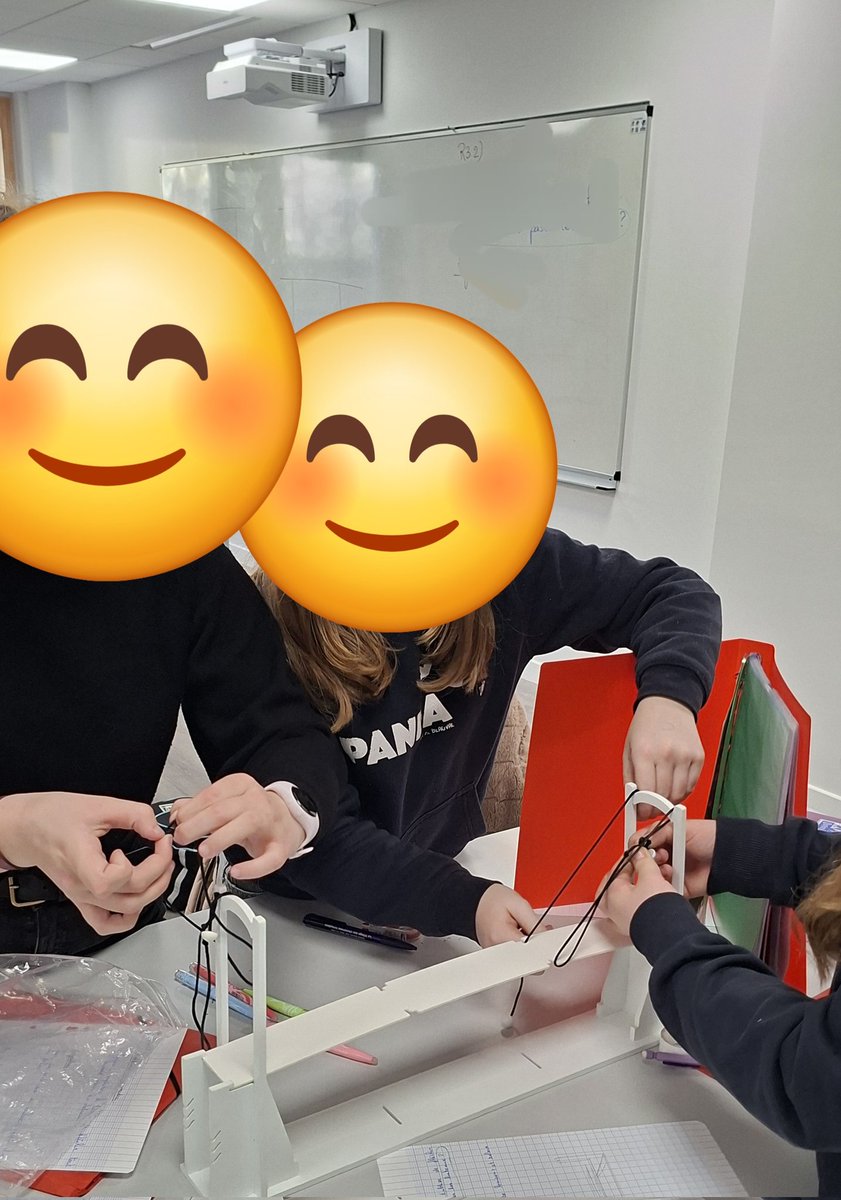 LEYS_Dimitri's tweet photo. Cette semaine, les élèves de 5e du @clgMoliere ont relevé le défi de rechercher, expérimenter et représenter des solutions techniques permettant d'empêcher un pont de fléchir tout en laissant passer les bateaux. #ingénieur #collaboration https://t.co/cRL9beh7FS