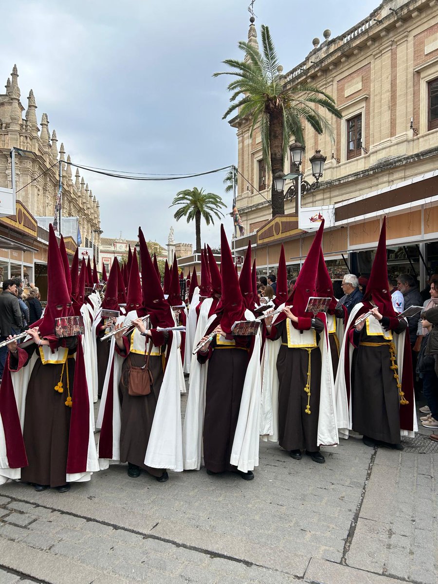⚪ MARCO
La <a href="/BCRescateLin/">Banda de Cabecera Rescate y Dolores Linares</a> de <a href="/RescateLinares/">Hermandad Rescate Linares</a> ha actuado en la feria cofrade Marco, habiendo realizado además un pasacalles previo por la ciudad de Sevilla.

🔹 La alcaldesa, <a href="/auxidelolmo/">Auxi del Olmo</a>, ha acompañado a la formación en esta cita.

ℹ️ +INFO:
facebook.com/share/p/1BiNih…