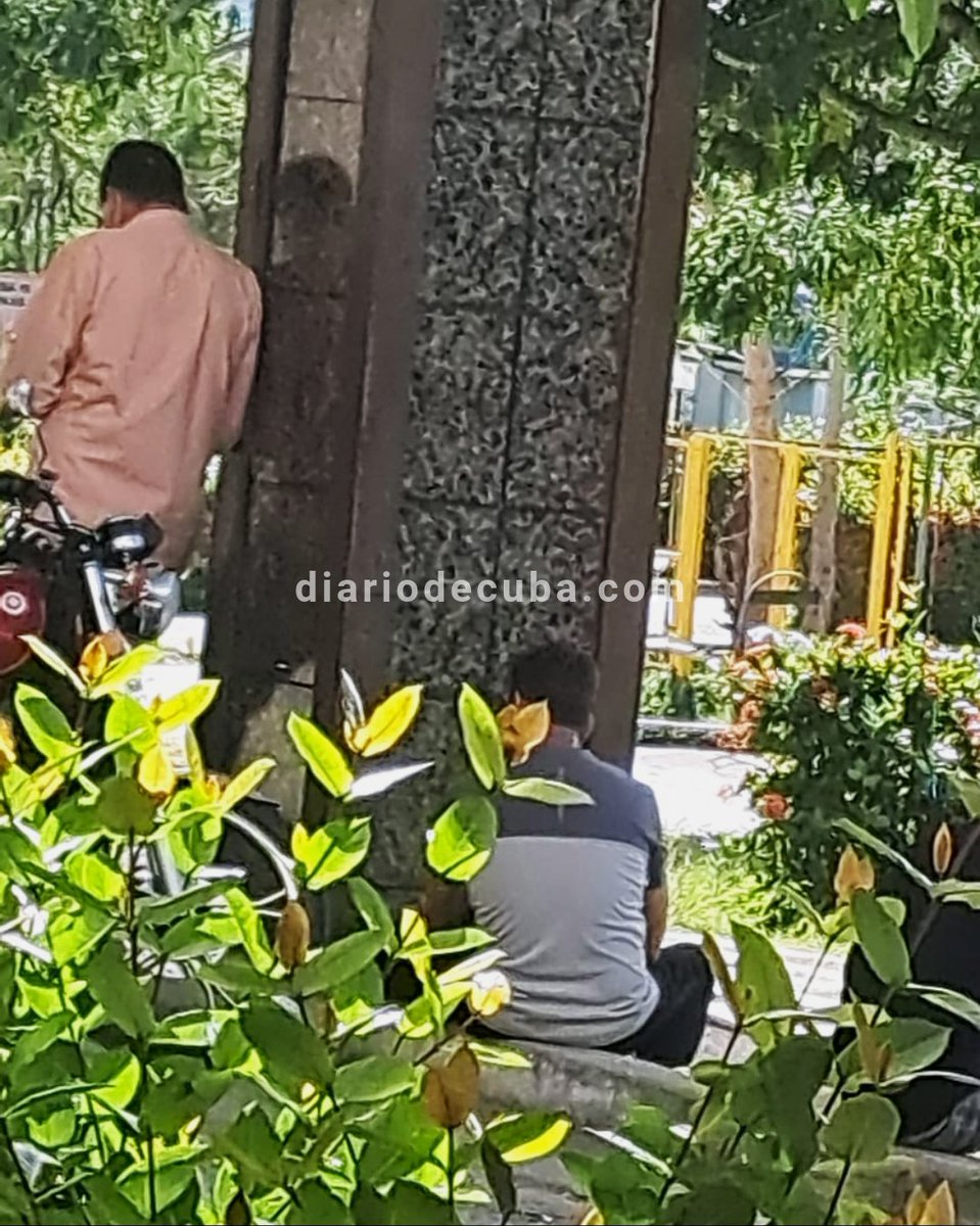 diariodecuba's tweet image. #SOSCuba: Varios oficiales de la #SeguridadDelEstado están apostados a la entrada del Hospital Clínico Quirúrgico Lucía Iñiguez Landín de Holguín, don#de se encuentra ingresado el #PresoPolítico Yosvani Rosell Garcia Caso, quien cumple hoy 39 en #HuelgaDeHambre. 

&quot;Pasó la noche…